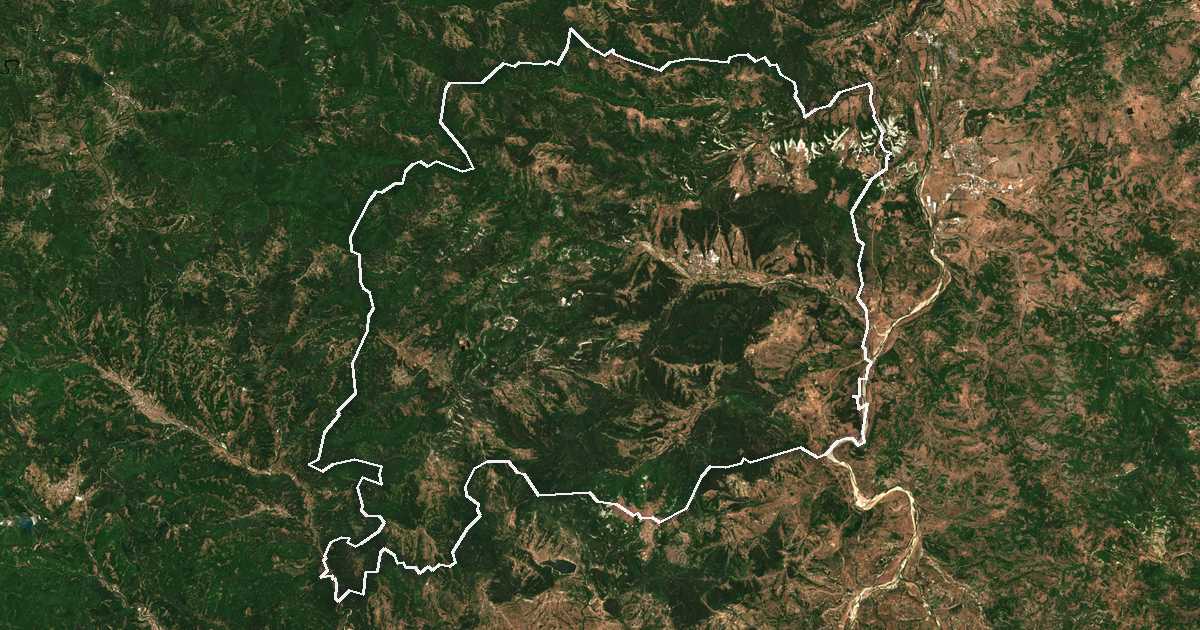 Imagen de satélite con el límite trazado: Dzhebel