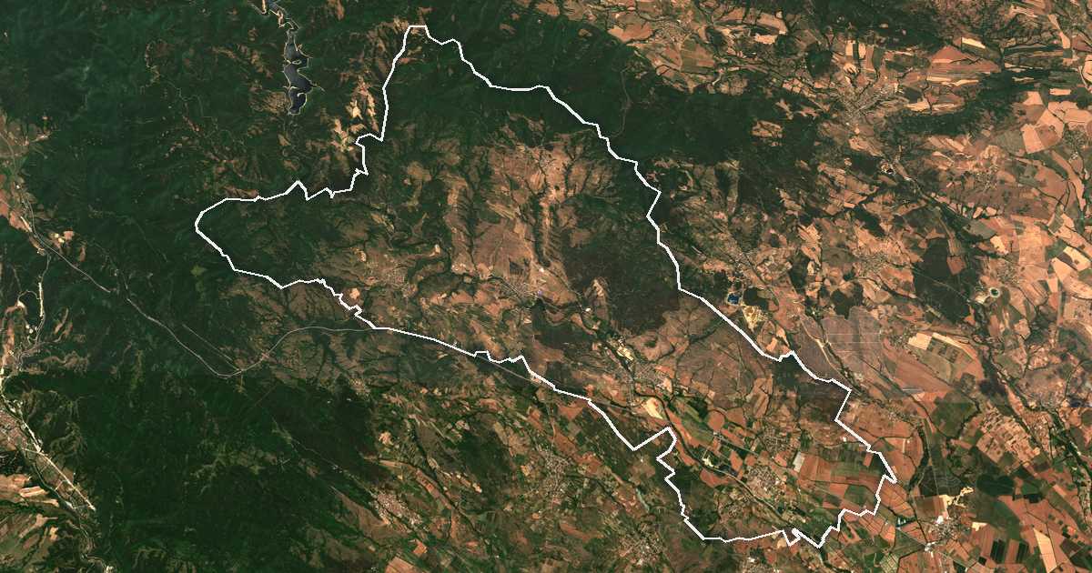 Imagen de satélite con el límite trazado: Lesičovo