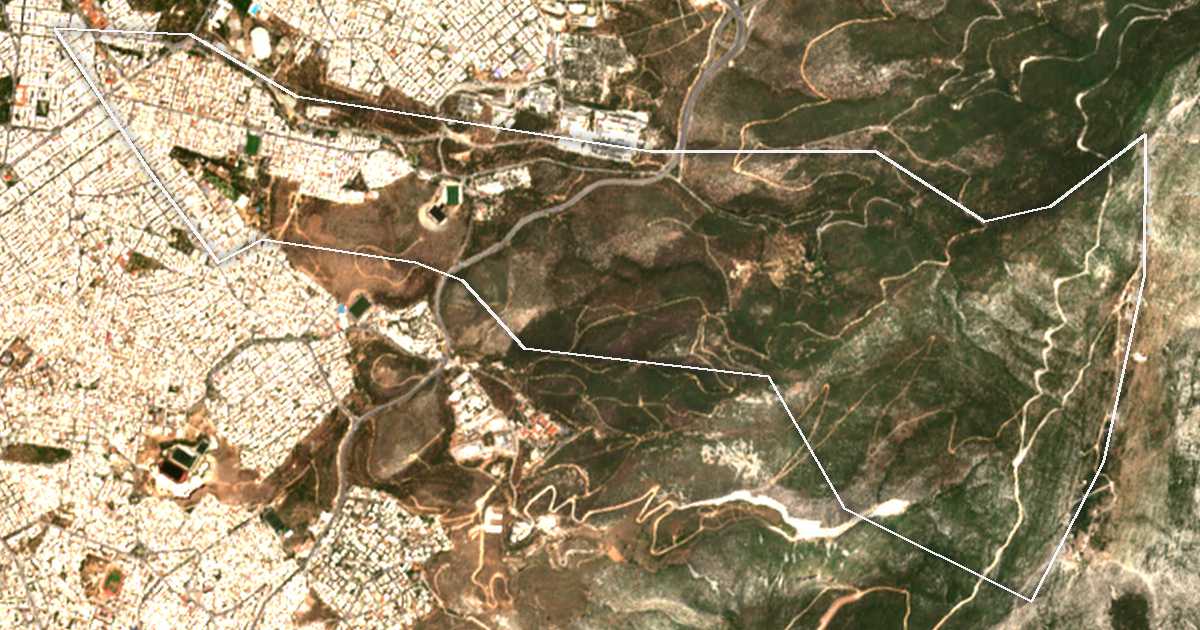 Imagen de satélite con el límite trazado: Dímos Kaisarianís