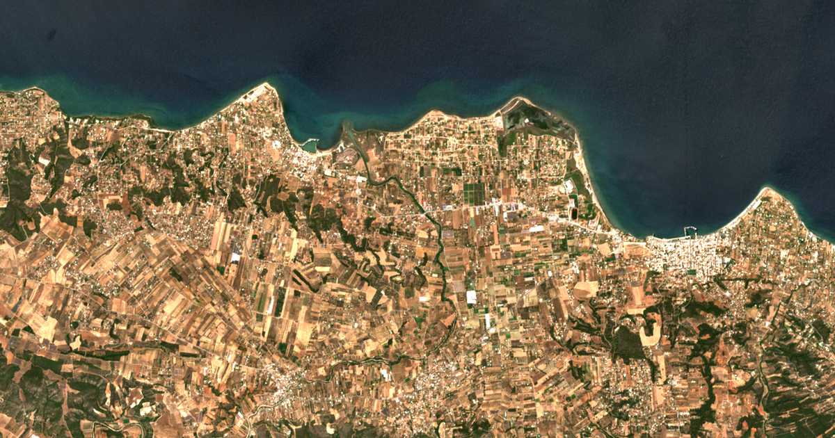 Mapa por satélite de Platánia Oropoú