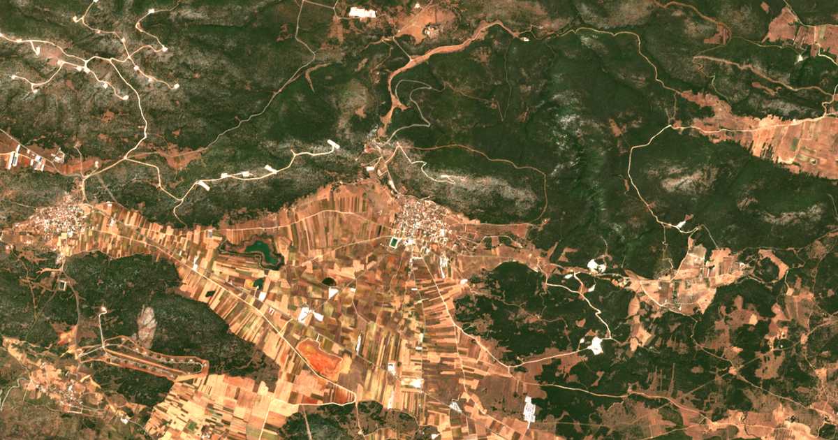 Mapa por satélite de Skoúrta