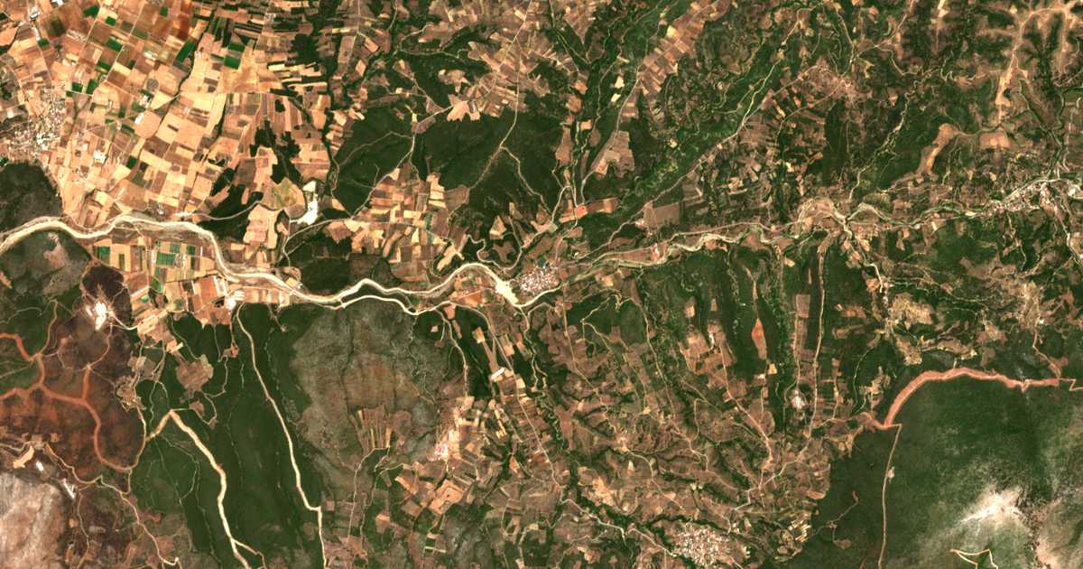 Mapa por satélite de Poúrnos