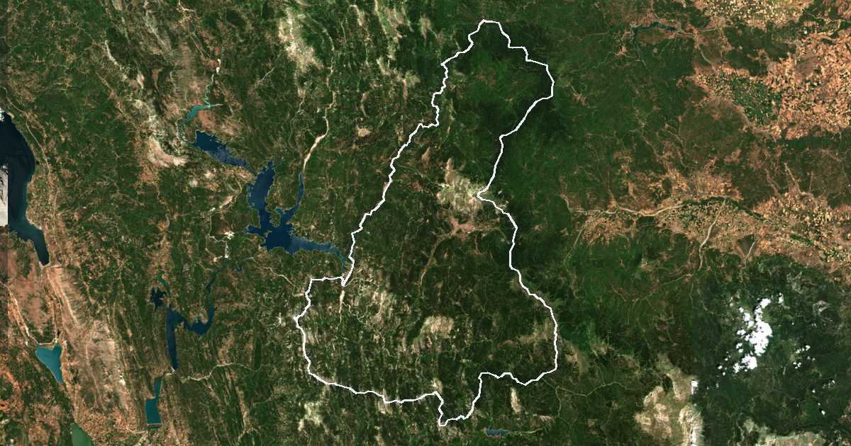 Imagen de satélite con el límite trazado: Dímos Karpenisíou