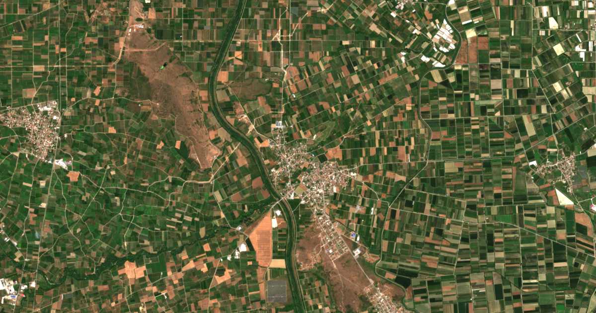 Mapa por satélite de Polyplátanos