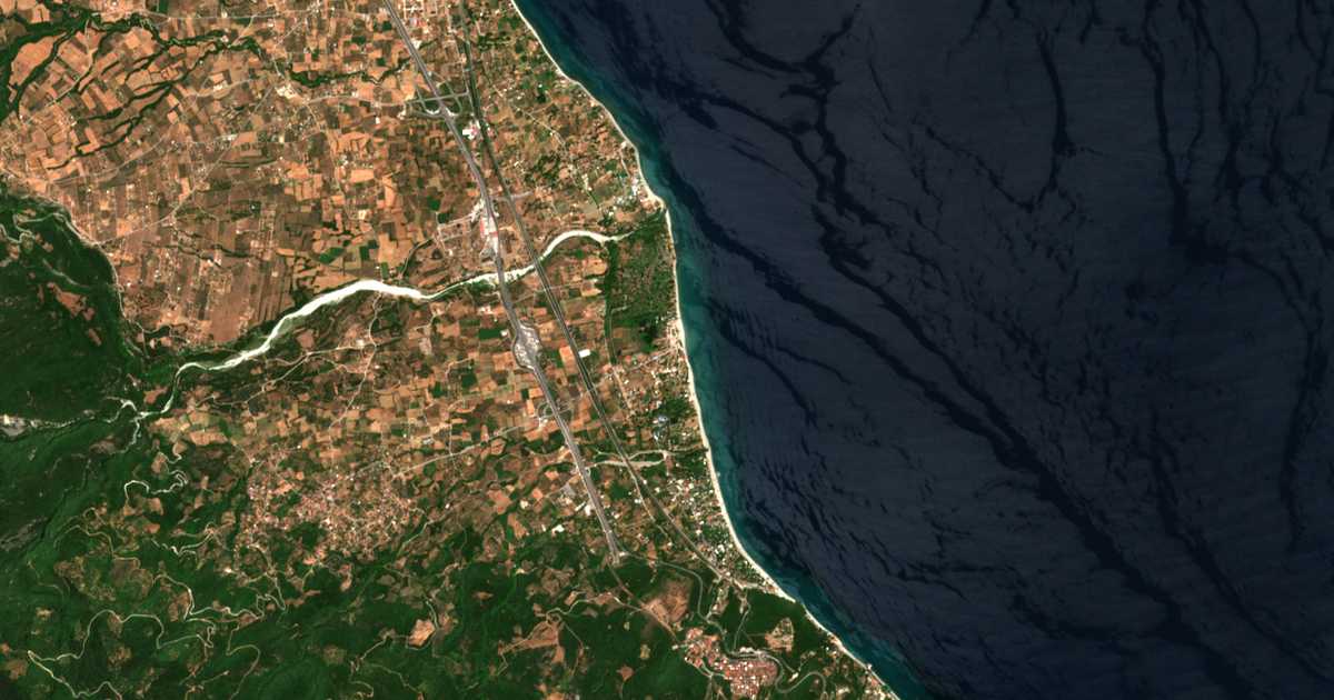 Mapa por satélite de Paralía Skotínis
