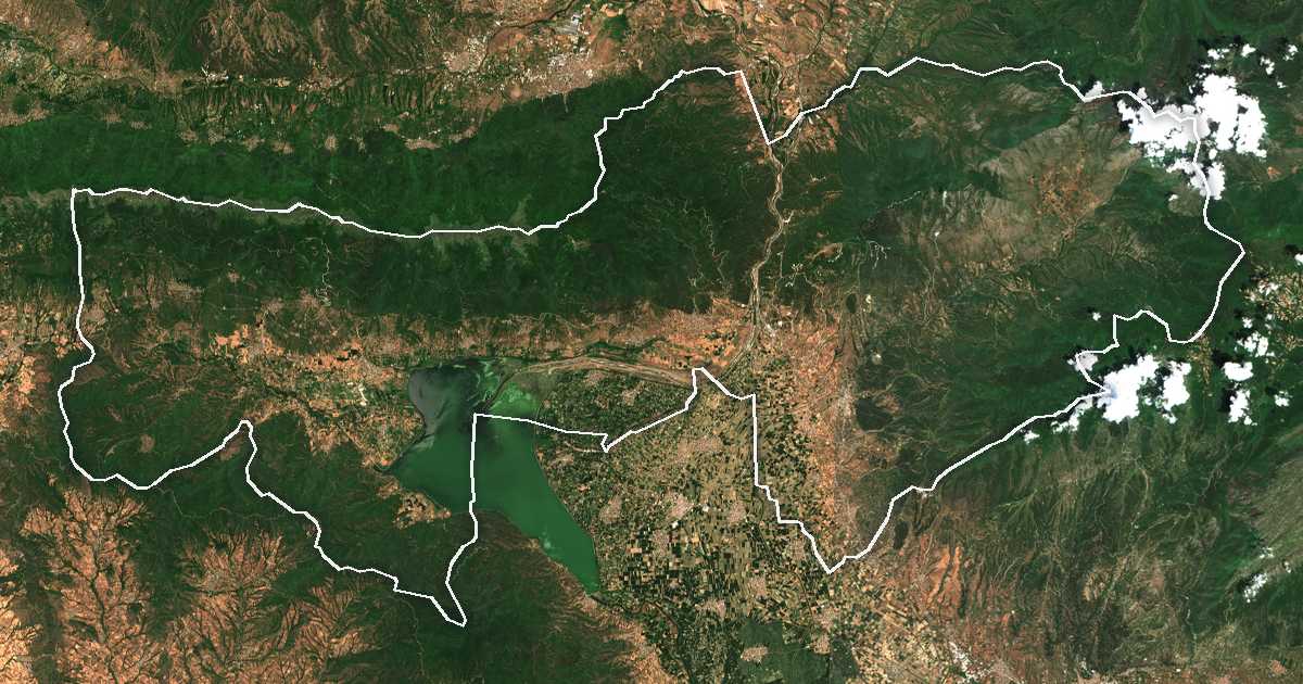 Imagen de satélite con el límite trazado: Sintikí