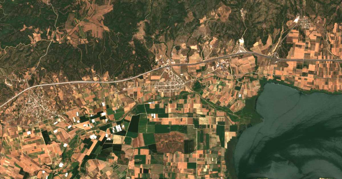 Mapa por satélite de Nymfópetra