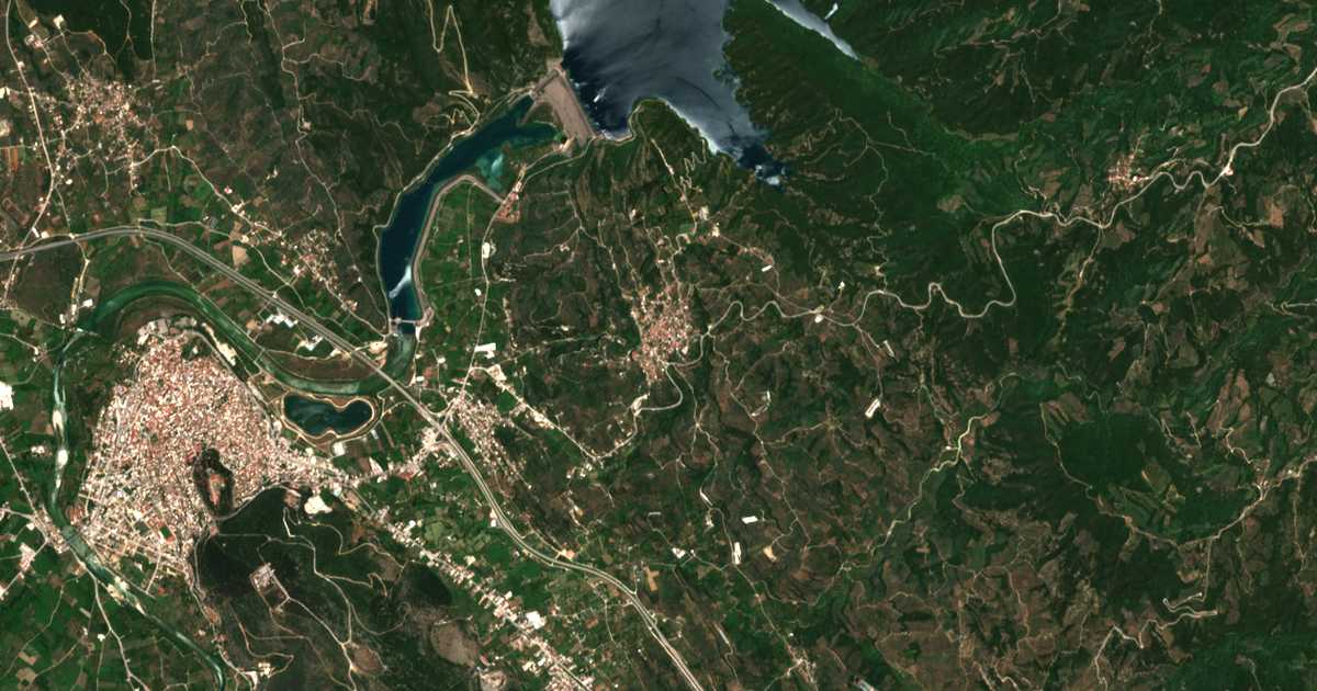 Mapa por satélite de Péta