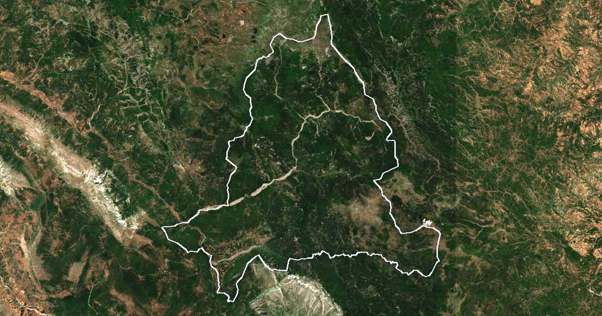 Imagen de satélite con el límite trazado: Dímos Kónitsas