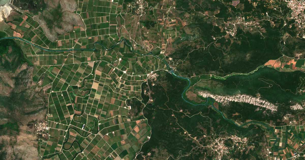 Mapa por satélite de Rágion