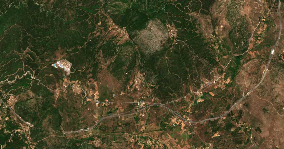 Mapa por satélite de Athínaion