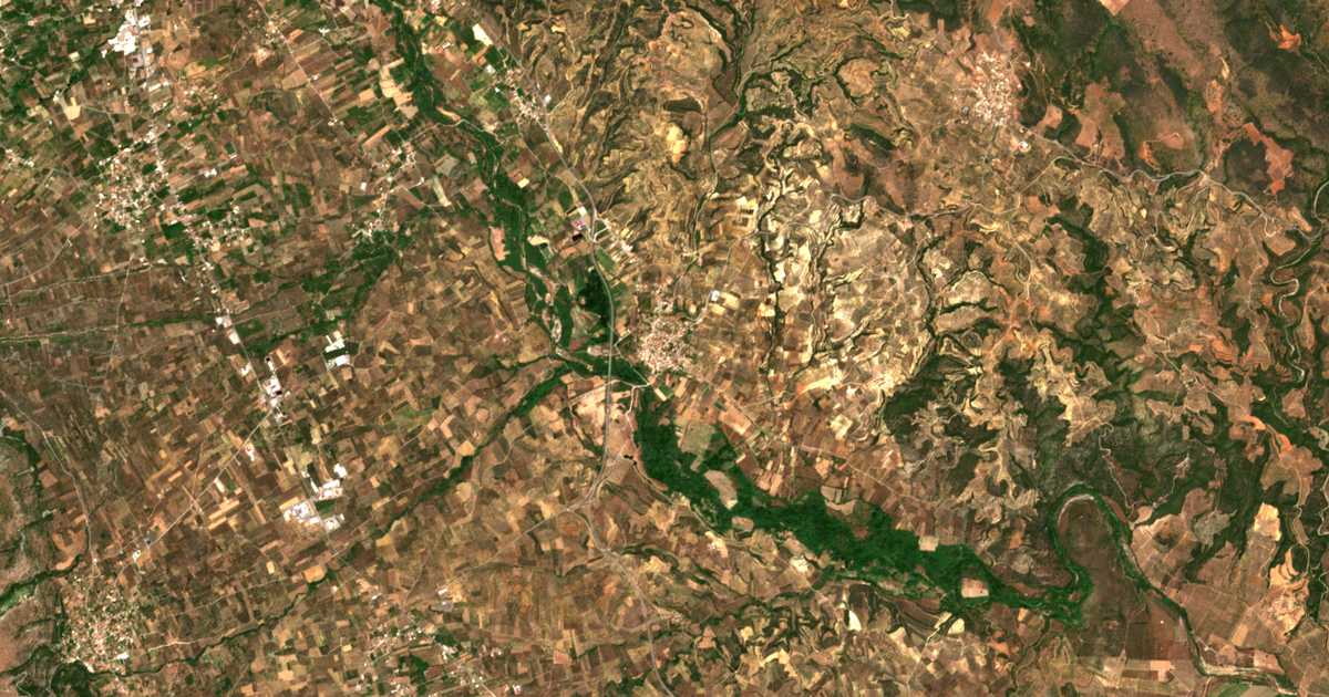 Mapa por satélite de Skoúra