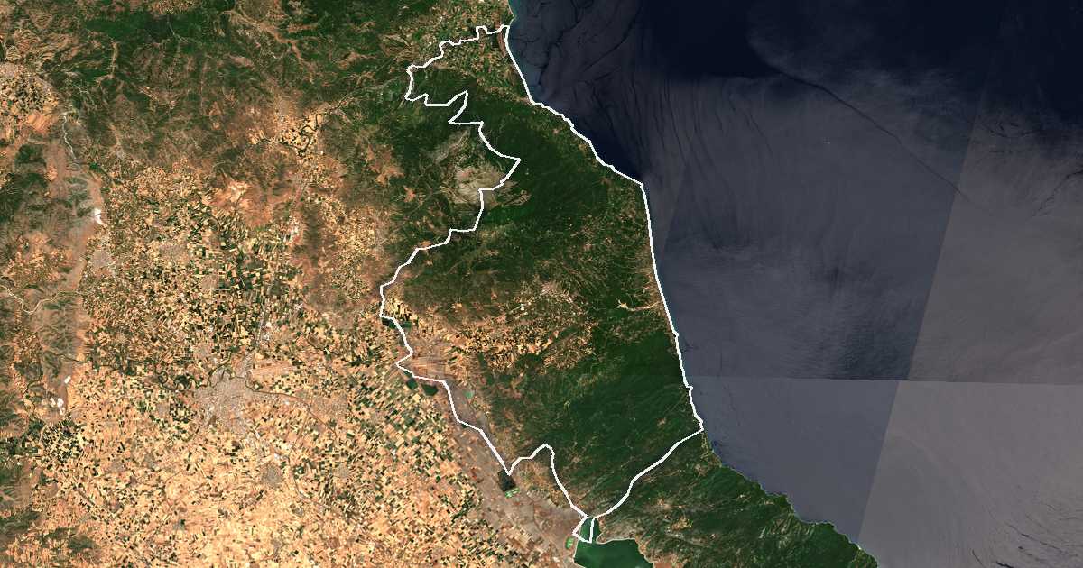 Imagen de satélite con el límite trazado: Agiá