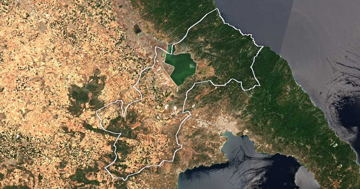 Imagen de satélite con el límite trazado: Rigas Feraíos