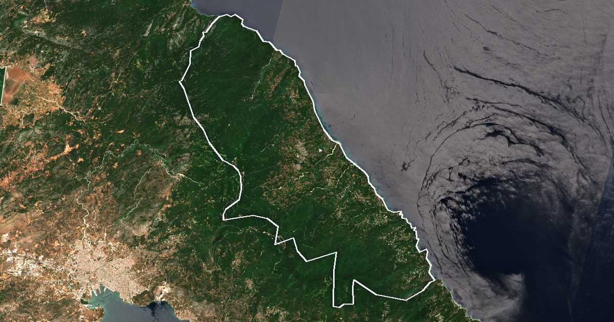 Imagen de satélite con el límite trazado: Zagorá-Mouresi