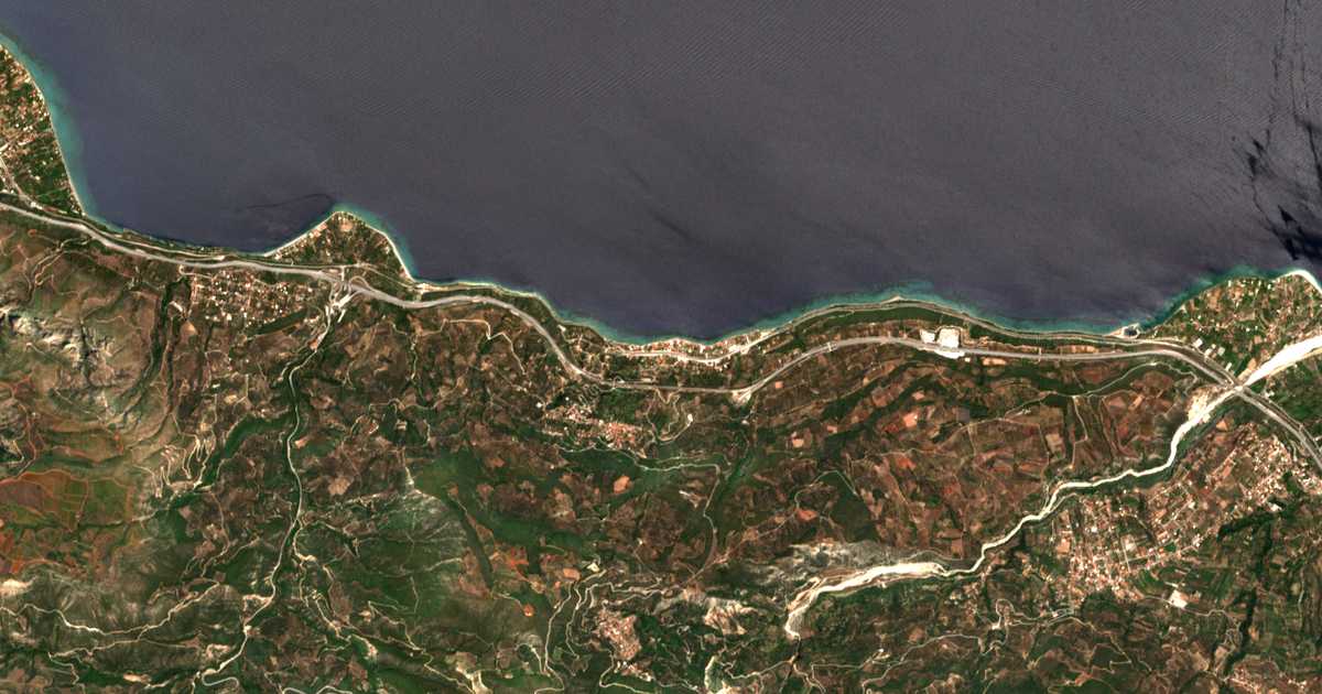 Mapa por satélite de Paralía Platánou