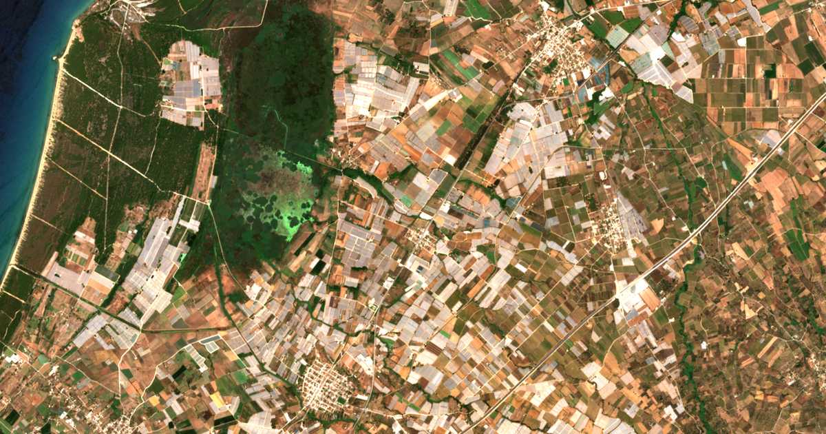 Mapa por satélite de Néon Vouprásion