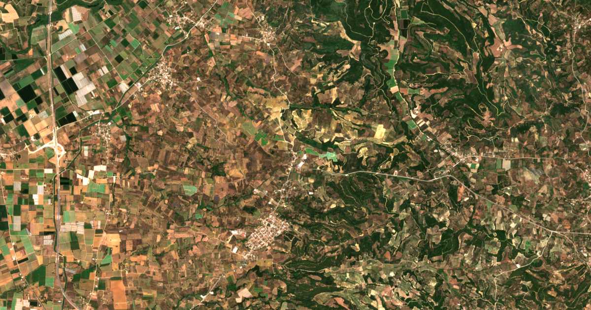 Mapa por satélite de Péra Chavári